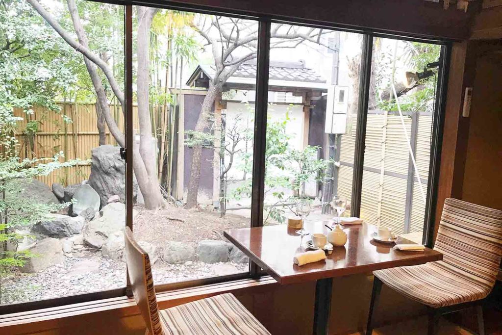 神楽坂の和食店「和らく」のテーブル席
