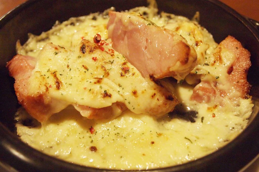 神楽坂の和食店「和らく」のメニュー：厚切りベーコンのチーズ焼き