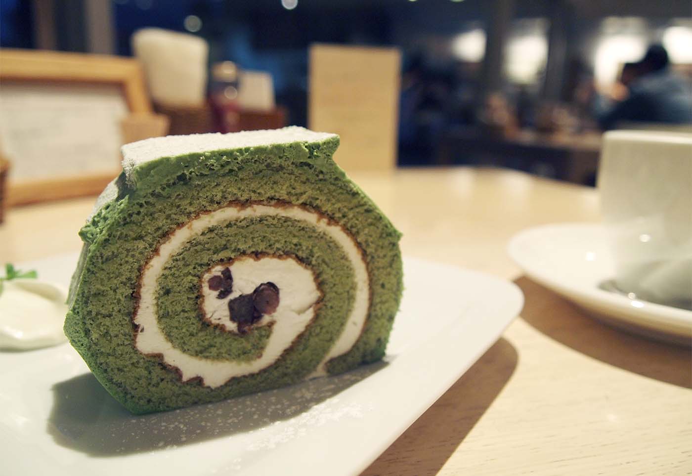 神楽坂・赤城神社にある「あかぎカフェ」のメニュー：抹茶のロールケーキ