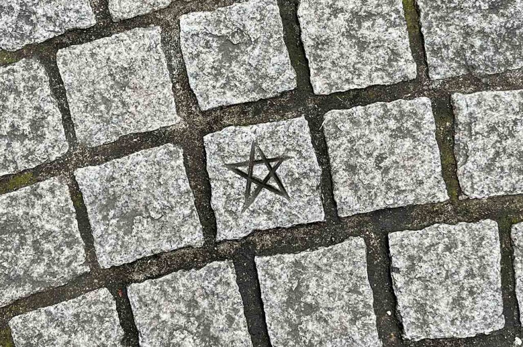 神楽坂の石畳の路地にある星マーク