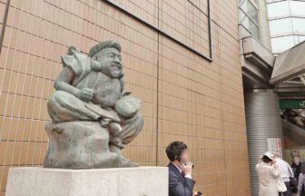 待ち合わせスポットとしても有名な恵比寿駅にある恵比寿像
