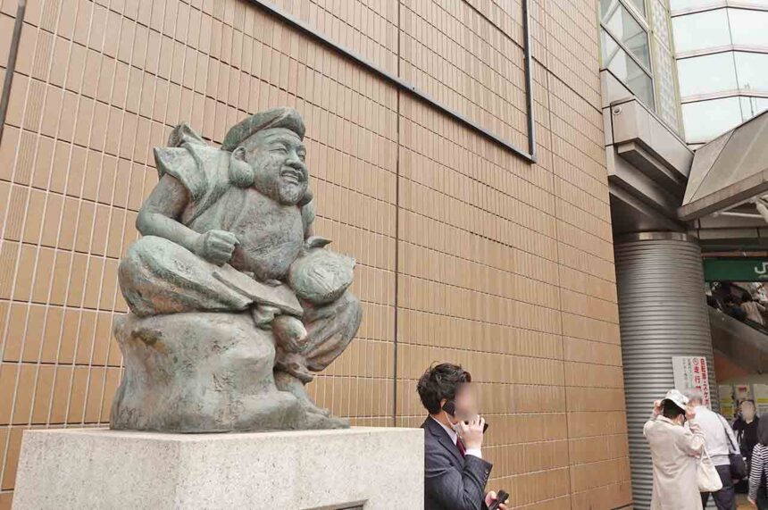 待ち合わせスポットとしても有名な恵比寿駅にある恵比寿像